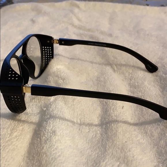 90’s Style fashionable Sunglasses - Picture 2 of 3